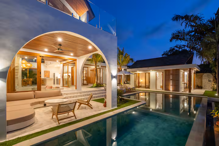 At night at Villa Vayu